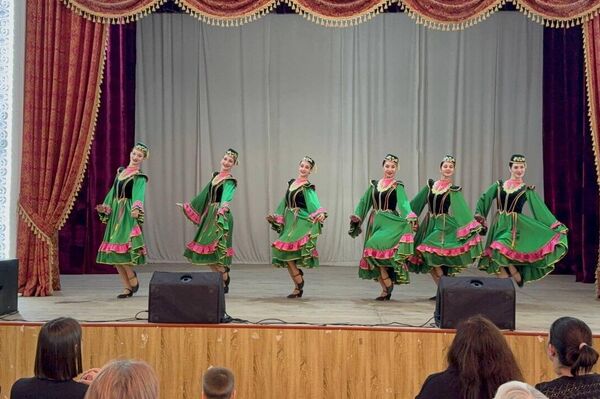 В Кыргызстане проходят гастроли Ансамбля песни и пляски Центрального военного округа России - Sputnik Кыргызстан