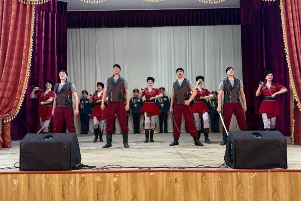 В программу также включены песни на кыргызском языке и национальные танцы - Sputnik Кыргызстан