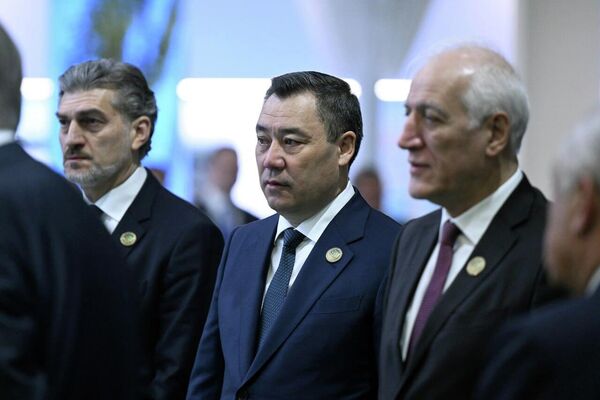 Иш-чарага Грузия, Түркмөнстан, Монголия, Өзбекстан, Тажикстандын президенттери жана Азербайжандын премьер-министри катышууда - Sputnik Кыргызстан
