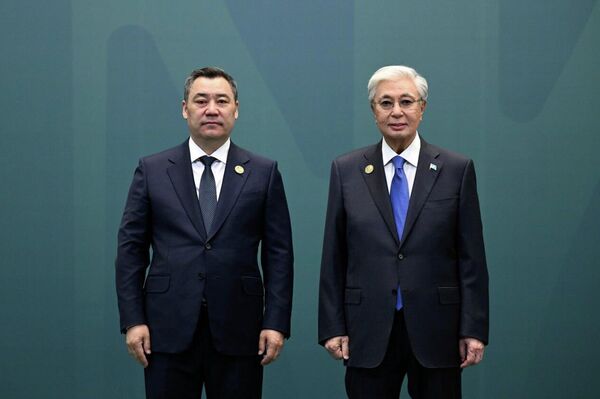 На площадке международного выставочного центра &quot;EXPO&quot; Жапарова приветствовал казахский коллега - Sputnik Кыргызстан