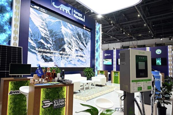 Президент Садыр Жапаров прибыл на Региональный экологический саммит и осмотрел выставку зеленых технологий - Sputnik Кыргызстан