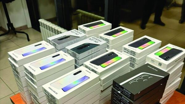 Казахстанец пытался нелегально ввезти в КР смартфоны на сумму 5 млн сомов - Sputnik Кыргызстан