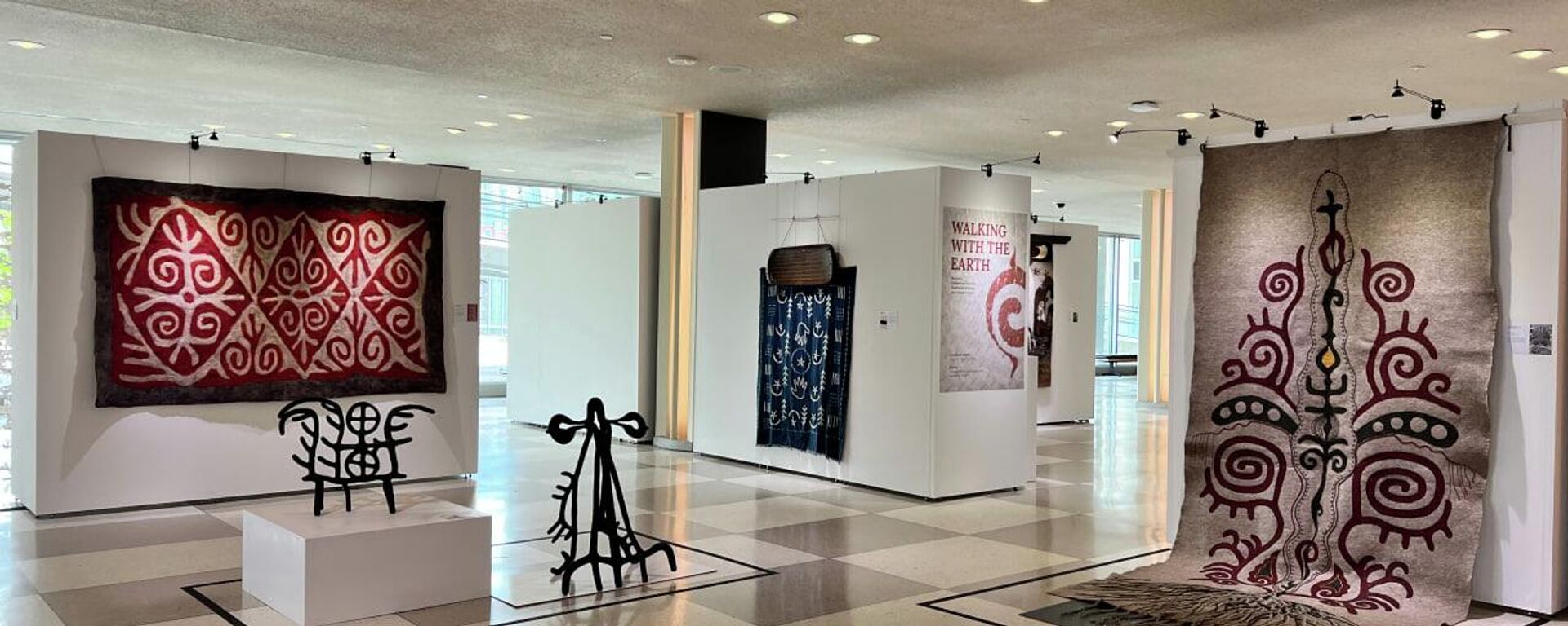 БУУнун штаб-квартирасында кыргызстандык уз-чеберлердин эмгеги эл назарына коюлду - Sputnik Кыргызстан, 1920, 23.04.2026