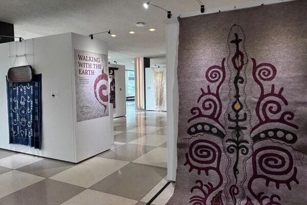 Көргөзмө Азия жана Африкадагы түптүү элдердин жана салттуу жамааттардын маданиятына, ошондой эле планетага кам көрүүнүн жандуу этикасына — адам Жерден бөлөк эмес, анын бир бөлүгү экенин түшүнүүгө арналган - Sputnik Кыргызстан