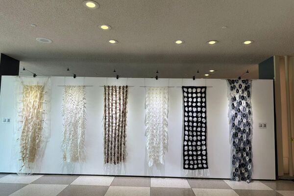 Көргөзмөгө сүрөтчү дизайнер, уз-чебер, этнограф маркум Айдай Асангулованын “Жаңы дем” аттуу эмгеги да көргөзмөгө коюлуп, улуттук көркөм ой жүгүртүүнүн жана салттуу дүйнө таанымдын терең катмарларын ачып берүүдө - Sputnik Кыргызстан