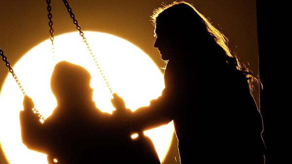 Мать катает ребенка на качели - Sputnik Кыргызстан