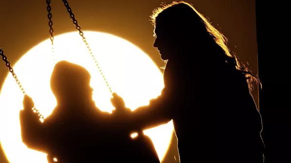 Мать катает ребенка на качели - Sputnik Кыргызстан