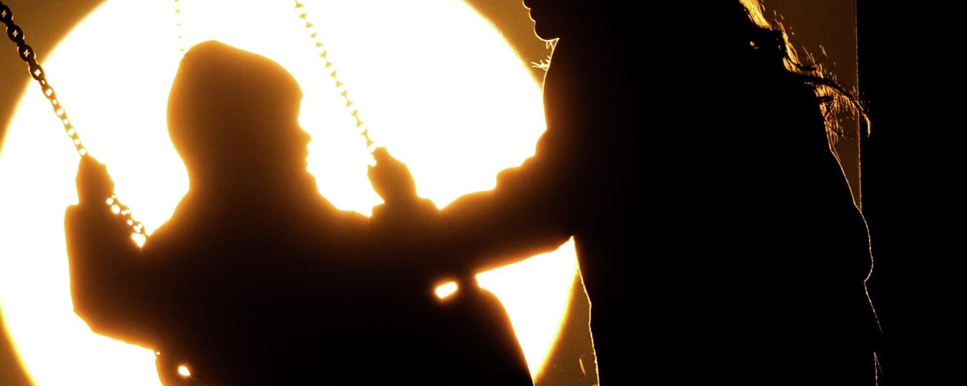 Мать катает ребенка на качели - Sputnik Кыргызстан, 1920, 23.04.2026