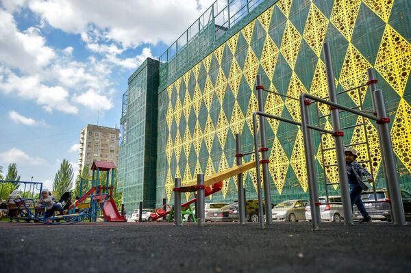 Көп кабаттуу унаа токтотуучу жай шаардын Жукеев-Пудовкин көчөсүндө жайгашкан - Sputnik Кыргызстан