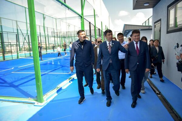 Имараттын чатырында үч теннис корту бар спорттук зона жайгаштырылган - Sputnik Кыргызстан