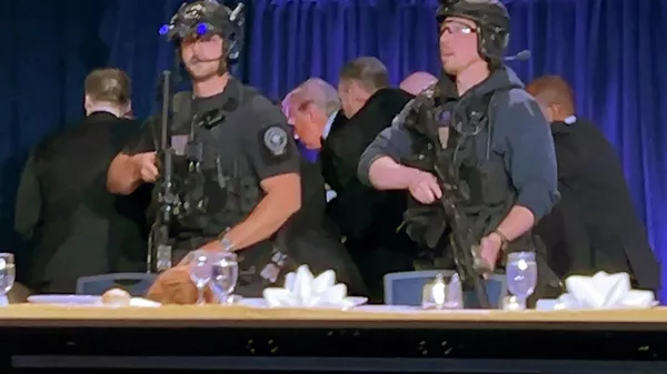 
На приеме с участием Трампа произошла стрельба, президента США эвакуировали 
 - Sputnik Кыргызстан