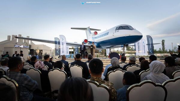 В аэропорту Оша открыли уникальный комплекс — авиапарк и музей, где можно попробовать себя в роли пилота на авиасимуляторе - Sputnik Кыргызстан