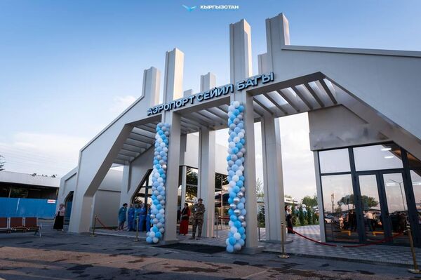 Особое место в экспозиции занимает настоящий авиационный симулятор полетов - Sputnik Кыргызстан