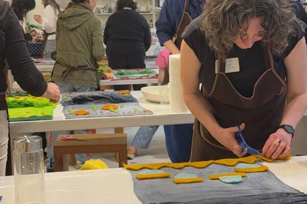 Шакирттери кийиз жасоо боюнча мастер-класс өтүүдө - Sputnik Кыргызстан