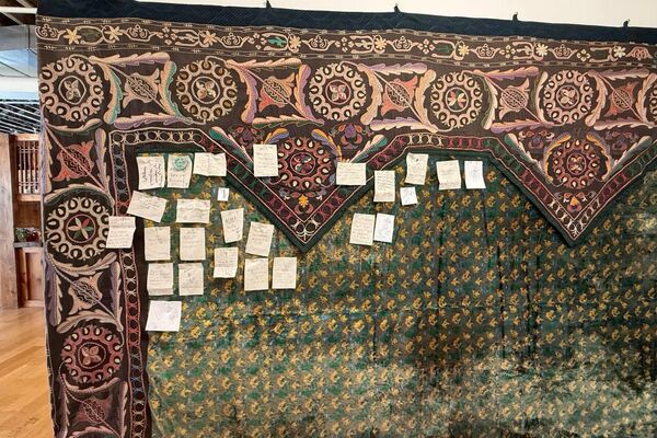 Өзү жаңы эле реставрациалаган туш кийизине санаалаштары ой-пикирин, көксөөсүн жазып калтырып кетишти - Sputnik Кыргызстан