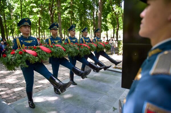 Церемония началась с торжественного возложения цветов к памятнику ликвидаторам, после чего прозвучала минута молчания в память о погибших, а рота почетного караула Национальной гвардии КР произвела троекратный оружейный салют - Sputnik Кыргызстан