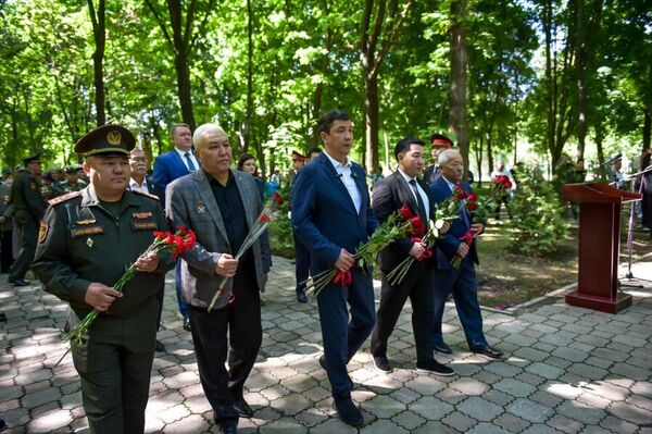 Иш-чарага Чернобыль кырсыгынын кесепетин жоюуга катышкан адамдар, баатырлардын үй-бүлөлөрү, Бишкек шаарынын мэри Айбек Жунушалиев, Бишкек шаардык кеңешинин төрагасы Бекжан Усеналиев, &quot;Союз Чернобыль&quot; коомдук бирикмесинин төрагасы Кадырбек Сасыкулов катышты - Sputnik Кыргызстан