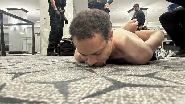 Трамп катышкан салтанаттуу кечки тамак учурундагы ок атууга шектүү Коул Аллендин кармалышы - Sputnik Кыргызстан