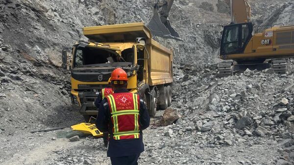 Чаткалда таш басып калган жүк ташуучу унаанын айдоочусу мүрт кетти - Sputnik Кыргызстан