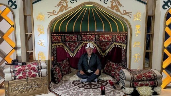 Манас бурчунун Москвадагы расмий ачылышы 15–17-май күндөрү Борбордук китепканада өтөт
 - Sputnik Кыргызстан