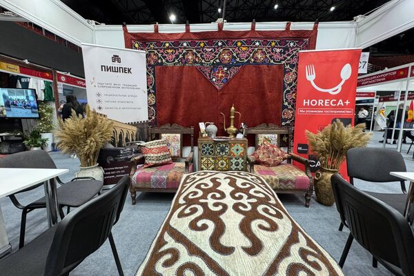 Касымалиев поприветствовал участников и подчеркнул важность развития туристической отрасли. Он отметил, что в Кыргызстане уделяется особое внимание продвижению туризма, привлечению инвестиций и расширению международного сотрудничества. - Sputnik Кыргызстан