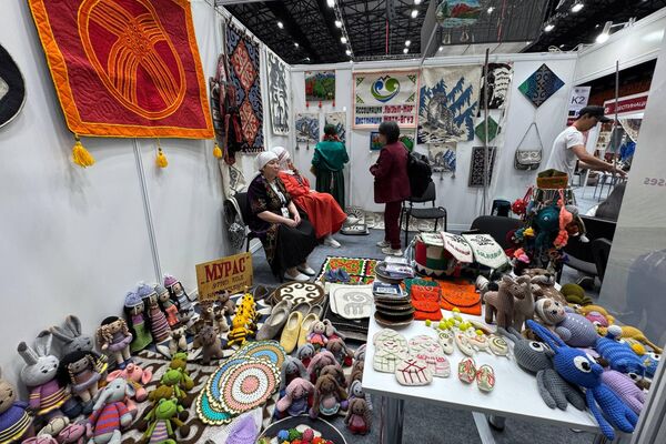 В мероприятии принимают участие глава кабмина Адылбек Касымалиев, директор Госагентства развития туризма Эдуард Кубатов и другие - Sputnik Кыргызстан