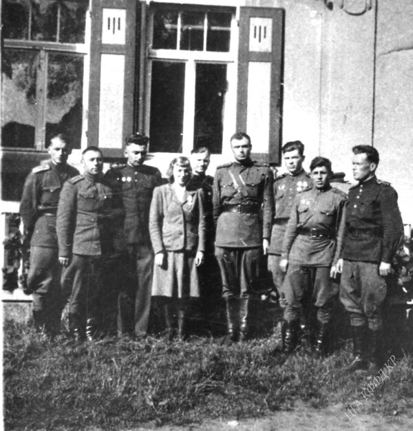 207-аткычтар дивизиясынын офицерлери. Германия, 1945Батыш фронтто душманга бир нече ирет катуу сокку урган. 1943-жылы июнда  40- өзүнчө кыргызстандык аткычтар бригадасынын негизинде түптөлгөн. 7 шаар менен 425 айылды фашисттерден бошоткон. 6500 гитлерчинин көзүн тазалап, Вермахттын 100 офицер менен аскерин туткундаган. 1945-жылы Берлинди алууга катышкан. Дивизиянын катарында келечектеги мамлекеттик ишмер Ахматбек Сүйүмбаев да салгылашкан. - Sputnik Кыргызстан