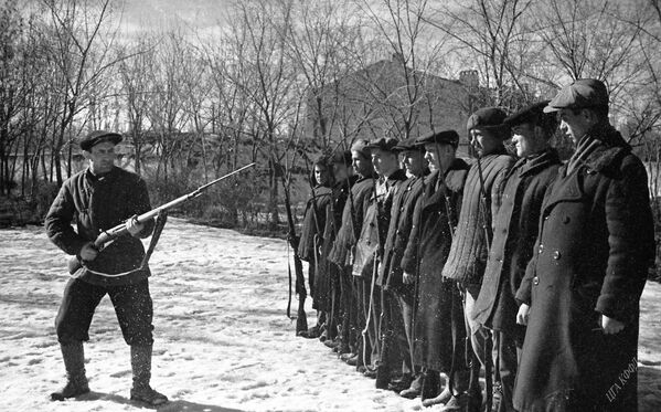 Жаш жоокерлер найза менен машыгууда. Фрунзе, 1941 - Sputnik Кыргызстан