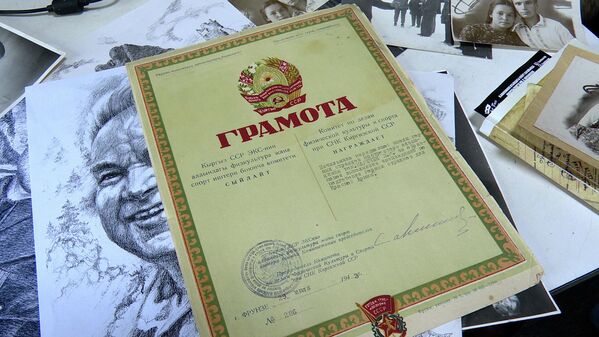 Атайын багыттагы тоолуу аткычтарды даярдоо боюнча көчмө мектептин жетекчиси, альпинист Боривой Маречекти Кыргыз ССРнин Эл Комиссарлар Советинин курамындагы дене тарбия жана спорт комитети сыйлаган ардак грамотасы. 29.07.1943, Фрунзе - Sputnik Кыргызстан