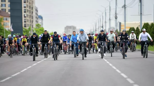 В Бишкеке прошел весенний велопробег с участием мэра города Айбека Джунушалиева - Sputnik Кыргызстан