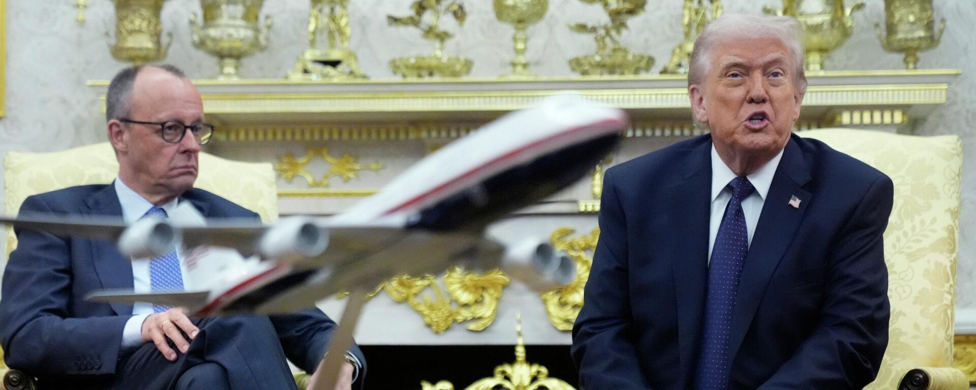 Президент США Дональд Трамп и канцлер Германии Фридрих Мерц - Sputnik Кыргызстан, 1920, 03.05.2026