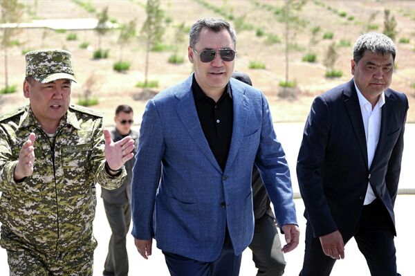 Президент Садыру Жапарову в ходе поездки в Баткенскую область представили концепцию и генплан проекта. - Sputnik Кыргызстан
