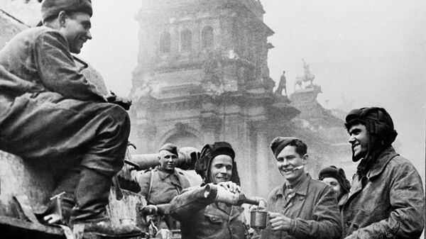 1945-жылдын 9-майында Рейхстагда Жеңишти 7-өзүнчө гвардиялык оор танкиялык бригаданын №434 Салгылашкан кыз ИС-2 танкынын экипажы майрамдоодо. - Sputnik Кыргызстан