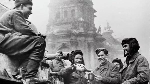 1945-жылдын 9-майында Рейхстагда Жеңишти 7-өзүнчө гвардиялык оор танкиялык бригаданын №434 Салгылашкан кыз ИС-2 танкынын экипажы майрамдоодо. - Sputnik Кыргызстан
