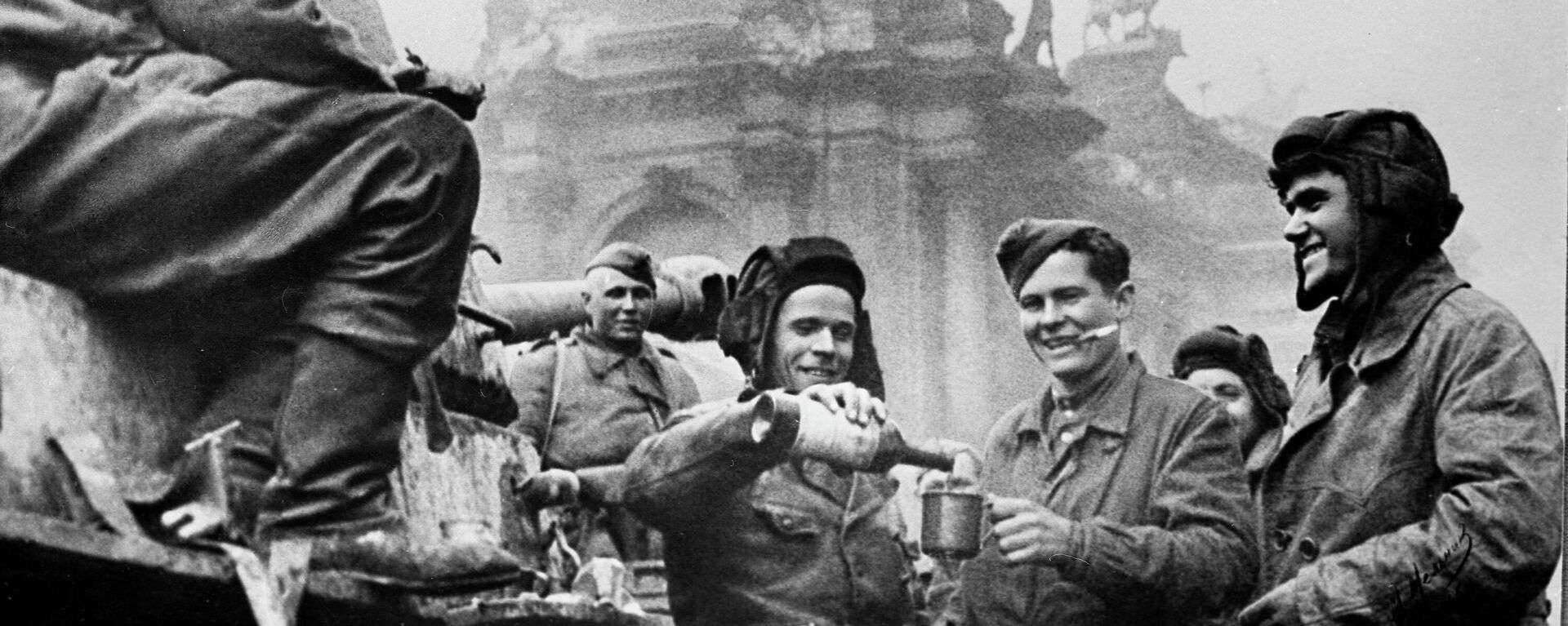 1945-жылдын 9-майында Рейхстагда Жеңишти 7-өзүнчө гвардиялык оор танкиялык бригаданын №434 Салгылашкан кыз ИС-2 танкынын экипажы майрамдоодо. - Sputnik Кыргызстан, 1920, 09.05.2026