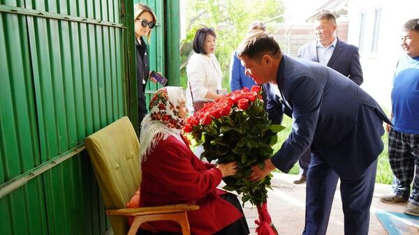 Мэр Каракола навестил тружеников тыла в преддверии 81-й годовщины Победыы - Sputnik Кыргызстан