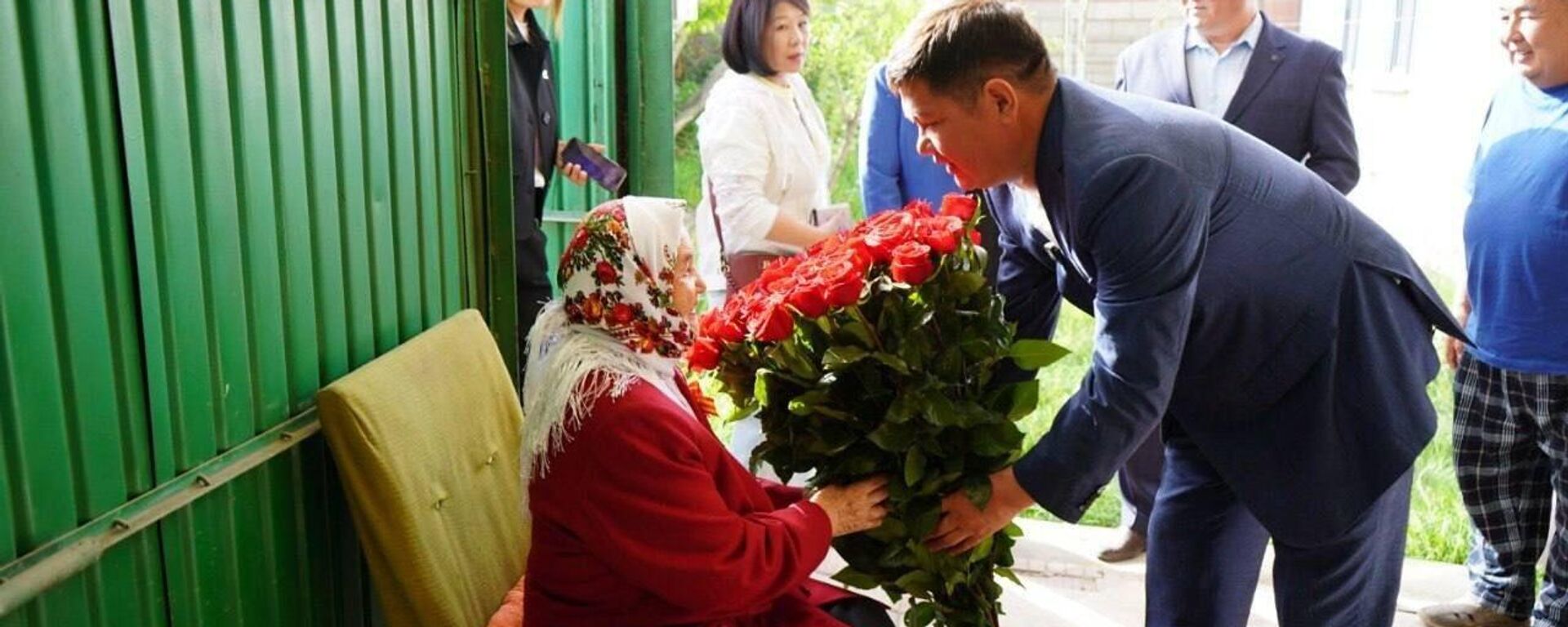 Мэр Каракола навестил тружеников тыла в преддверии 81-й годовщины Победыы - Sputnik Кыргызстан, 1920, 08.05.2026