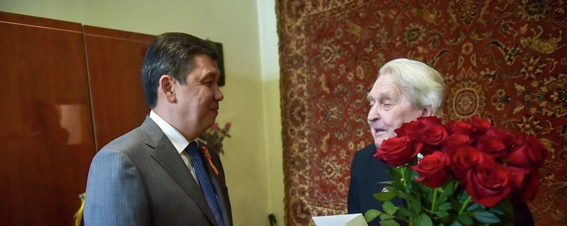 Бишкектин мэри ардагерлерди Жеңиш күнү менен куттуктап, белек тапшырды - Sputnik Кыргызстан, 1920, 09.05.2026