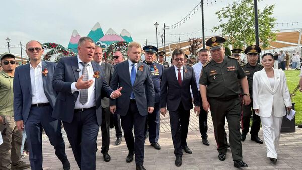 Министр обороны КР Руслан Мукамбетов, вице-спикер Госдумы РФ Борис Чернышов и посол РФ в КР Сергей Вакунов на праздновании Дня Победы в парке Евразия в Бишкеке  - Sputnik Кыргызстан