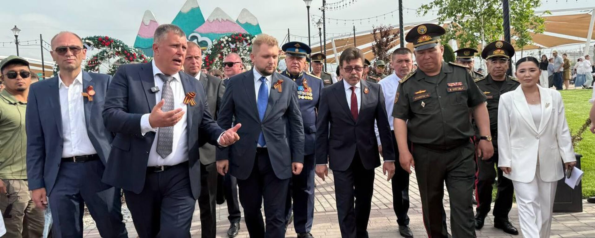 Министр обороны КР Руслан Мукамбетов, вице-спикер Госдумы РФ Борис Чернышов и посол РФ в КР Сергей Вакунов на праздновании Дня Победы в парке Евразия в Бишкеке  - Sputnik Кыргызстан, 1920, 09.05.2026