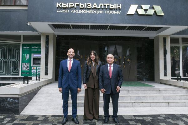 Также обсуждались поставки кыргызского сырья для производства ювелирных изделий и внедрение итальянских технологий на ювелирных предприятиях в Кыргызстане - Sputnik Кыргызстан