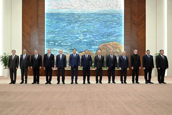 Жапаров Кыргызстан эл аралык маселелерди чечүүдө саясий-дипломатиялык ыкмаларды колдой турганын айтып, эң татаал диалог да куралдуу кагылышуудан артык экенин кошумчалады - Sputnik Кыргызстан