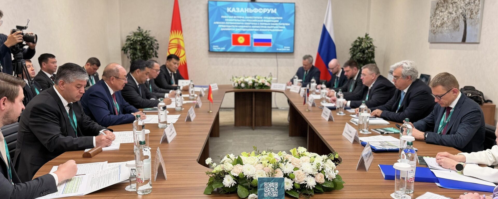 Министрлер кабинетинин төрагасынын биринчи орун басары Данияр Амангелдиев менен РФ өкмөт төрагасынын орун басары Алексей Оверчук менен жолугушуусу - Sputnik Кыргызстан, 1920, 15.05.2026
