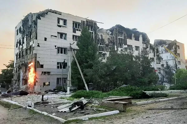 По данным СК, прицельный удар по административным зданиям и общежитию Старобельского колледжа был нанесен с помощью четырех БПЛА самолетного типа - Sputnik Кыргызстан