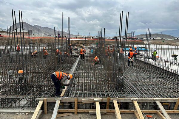 Школа рассчитана на 1 200 мест. В ней предусмотрены современные учебные кабинеты, лаборатории, спортивный зал, столовая, бассейн и необходимая материально-техническая база - Sputnik Кыргызстан