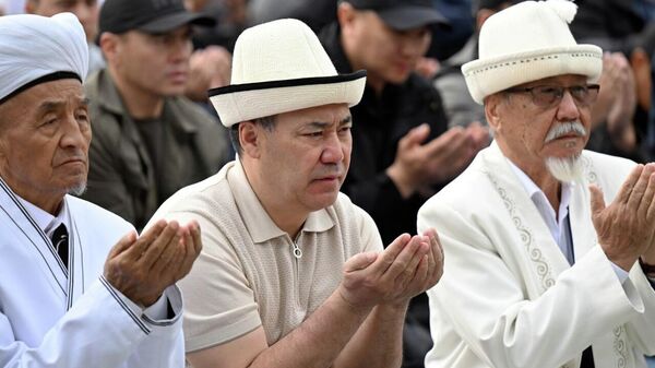 Садыр Жапаров принял участие в Айт намазе Садыр Жапаров принял участие в Айт намазе - Sputnik Кыргызстан