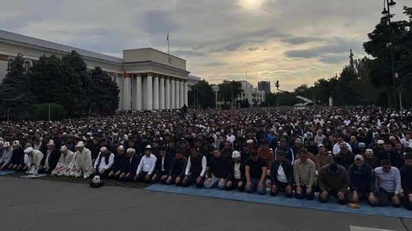 Айт-намаз на Старой площади в Бишкеке Айт-намаз на Старой площади в Бишкеке - Sputnik Кыргызстан