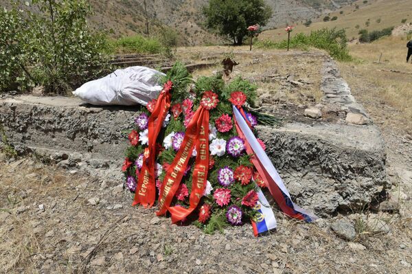 48 чек арачы 11 саат бою террорчулдардын чек арадан өтүп, кирип келишине укмуштуудай каармандык менен каршы турган. Душмандын саны алардан алты эсе көп болгон. Курман болгон эр жүрөк аскерлерди эскерип коюлган гүлчамбар.  - Sputnik Кыргызстан