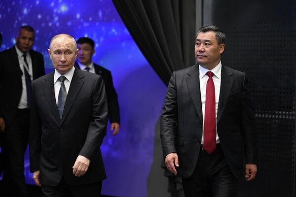  КР менен РФ президенттери Садыр Жапаров, Владимир Путин  Астанадагы көргөзмөдө - Sputnik Кыргызстан