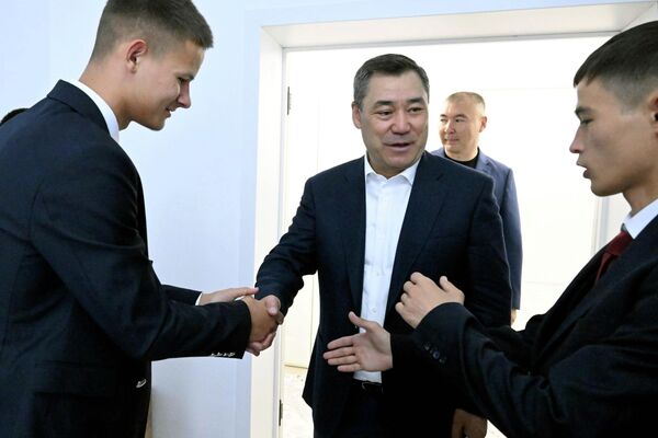 Президент Садыр Жапаров ознакомился с условиями проживания выпускников школ-интернатов в Бишкеке - Sputnik Кыргызстан